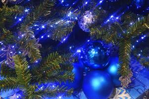 Natale sfondo - luminosa blu brillante palle e palline e sempreverde abete rami. nuovo anni vacanza decorazioni. foto