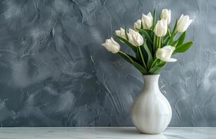 bianca vaso con bianca tulipani su tavolo foto