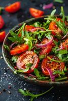 fresco insalata ciotola con pomodori, cipolle, e spinaci foto