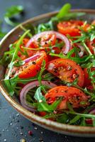 fresco insalata ciotola con pomodori, cipolle, e spinaci foto