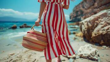 donna nel rosso e bianca a strisce vestito Tenere cannuccia Borsa foto