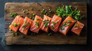 crudo salmone su un' taglio tavola con Limone e prezzemolo foto