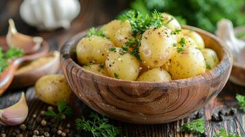 di legno ciotola pieno con patate e aglio foto