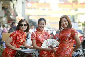 tre donne asiatiche che indossano la tuta della tradizione cinese in piedi nella città cinese di bangkok? foto