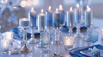 un' tavolo ornato con decorativo blu e argento candele Perfetto per illuminazione ogni notte di hanukkah e aggiungendo un extra toccare di scintillare per il celebrazioni foto