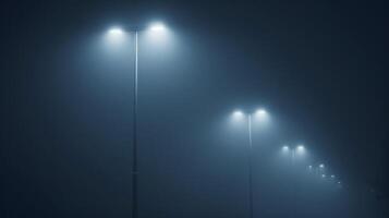 luci stradali riflettere via il retroilluminato nebbia la creazione di un' ipnotizzante e surreale effetto foto