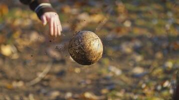 il palla sospeso nel mezz'aria come il Giocatori mano fa contatto con esso durante loro saltare foto