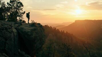 un' solitario escursionista sta su un' roccioso scogliera silhouette contro il tramonto come essi sguardo su in il espansivo Treetops di il natura selvaggia. . foto