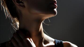 il silhouette di S su il collo e il petto servire come un' promemoria di il cuore battito sotto. foto
