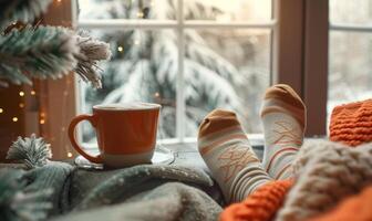 accogliente inverno giorno di il finestra con un' tazza di tè e caldo calzini foto