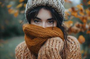 donna indossare a maglia cappello e sciarpa nel autunno foto