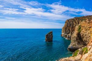 maestoso paesaggi marini e il grandezza di bellissimo scogliere, cattura della natura magnificenza nel mozzafiato costiero visualizzazioni e ispirando soggezione nel ogni telaio foto