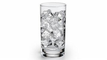 elegante bicchiere di scintillante acqua con ghiaccio cubi, isolato su un' puro bianca sfondo foto