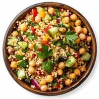 alto Visualizza di un' marocchino couscous insalata con Ceci e fresco verdure isolato su bianca sfondo foto