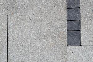 urbano infrastruttura, grigio mattone pietra strada strada con leggero marciapiede marciapiede struttura foto