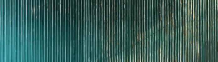 metallico zincato recinto contro vivace verde parete fondale foto