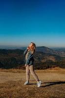 autunno in montagna. ragazza felice. natura e viaggi. foto verticale.