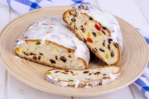 Stollen natalizio tradizionale con noci e frutta candita. foto