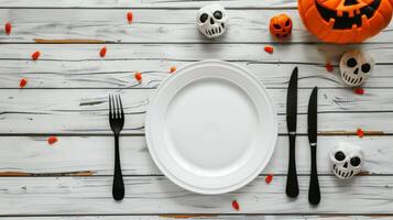 Halloween tavolo ambientazione con bianca piatti e nero posate circondato di cranio decorazioni e zucca. concetto di Halloween celebrazione, spaventoso tema, festivo tavolo arredamento, vacanza festa foto