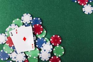 due assi carte da gioco fiches tavolo da poker verde