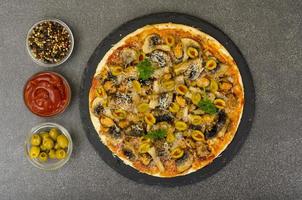 pizza con cozze, funghi, olive verdi. foto in studio.