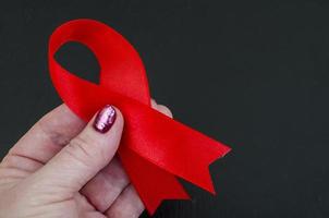 giornata mondiale dell'aids, nastro rosso, simbolo. foto in studio.