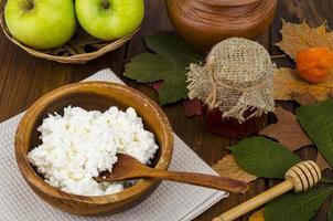 ricotta fresca fatta in casa, alimentazione sana, latticini. foto