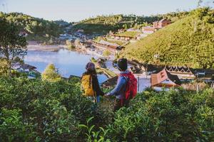 coppia famiglia che viaggia insieme sulla montagna nella campagna del villaggio in thailandia, al villaggio thai di ban rak. viaggio relax vacanza. foto