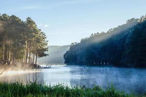 viaggio bella natura vista panoramica del lago pang ung nella nebbia all'alba. foto