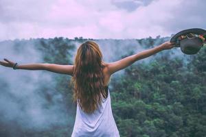 le donne asiatiche viaggiano rilassarsi durante le vacanze. legno di natura selvaggia sulla montagna. foto