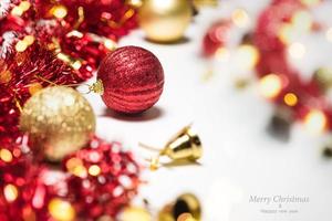 palle di decorazione di Natale e ornamenti su sfondo bokeh astratto su sfondo bianco. sfondo vacanza biglietto di auguri per natale e capodanno. buon Natale foto