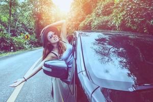 le donne asiatiche viaggiano rilassarsi durante le vacanze. viaggiare in parcheggio. felicemente con la natura, foresta rurale foto