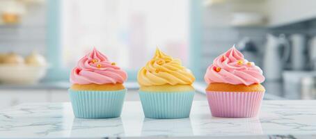 illustrazione di tre cupcakes con colorato glassa su marmo controsoffitto nel un' cucina foto
