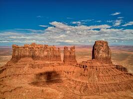 grande roccia formazione nel deserto foto