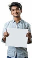 un' sorridente indiano maschio adolescente modello Tenere un' vuoto bianca tavola foto