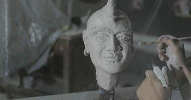 scultore lavora con argilla ritratto di donna in studio scuro uhd4k foto