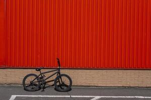 bicicletta bmx nera all'aperto foto