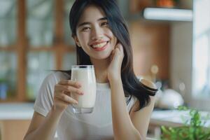asiatico donna gode proteina prima colazione con latte per nutrizione e Salute. foto