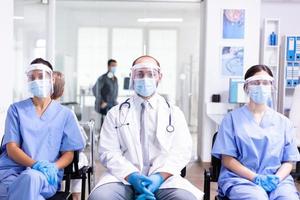 personale medico nell'area di attesa della clinica foto