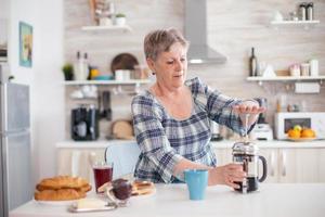 fare il caffè con la pressa francese foto