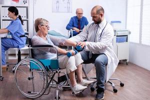 fisioterapia per donna anziana in sedia a rotelle