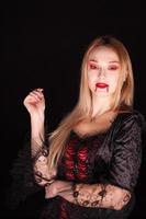 donna con vestito rosso vampiro per halloween foto