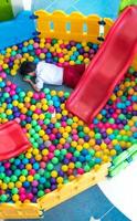 pallina di plastica colorata e il cursore rosso nell'area giochi per bambini