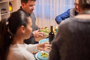 uomo allegro alla cena di famiglia di natale foto