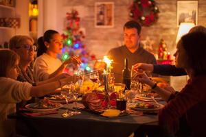 famiglia felice che celebra le vacanze di natale foto