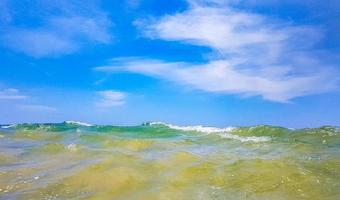 bellissimo panorama panorama onde forti spiaggia di bentota in sri lanka. foto