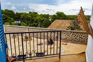 caotica terrazza sul tetto con un ostello con divano rosso a maiorca. foto