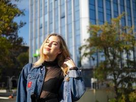 ragazza attraente con i capelli setosi foto