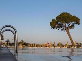 corrimano sulla piscina del resort tropicale foto