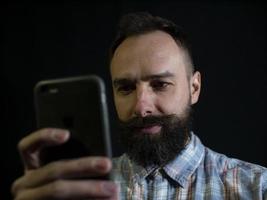 uomo con barba e baffi foto